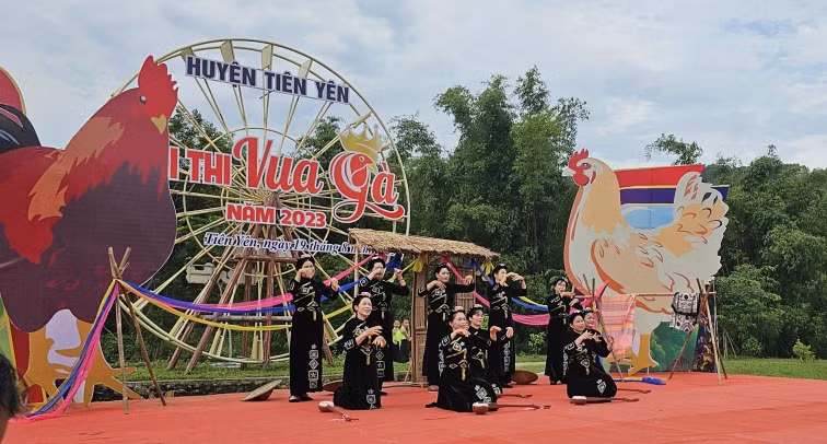 Chị em phụ nữ dân tộc Tày trong một tiết mục văn nghệ tại Hội thi vua gà Tiên Yên 2023.