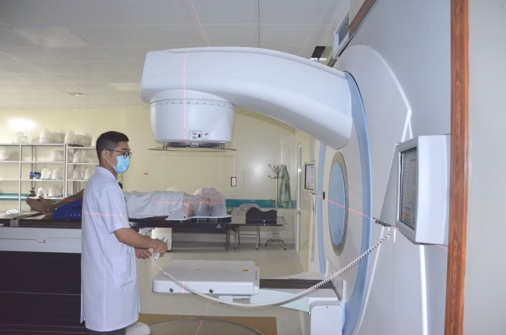 Xạ trị ung thư cho người bệnh tại Trung tâm Ung bướu, Bệnh viện Bãi Cháy.