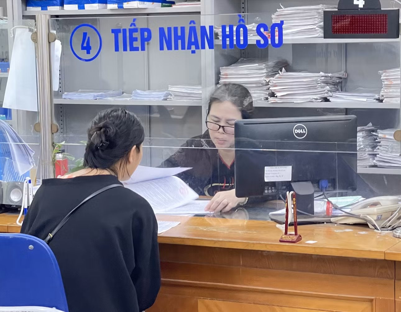 Cán bộ BHXH tư vấn về thủ tục tham gia BHYT tự nguyện cho người dân. Ảnh: Hà Anh