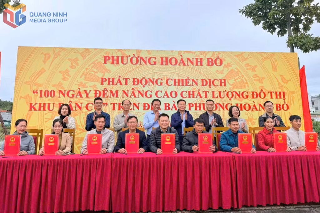 Lãnh đạo phường Hoành Bồ và đại diện các khu phố ký cam kết thực hiện chiến dịch “100 ngày đêm nâng cấp chất lượng đô thị, hạ tầng khu dân cư”, tháng 11/2025. Ảnh: Hoàng Giang