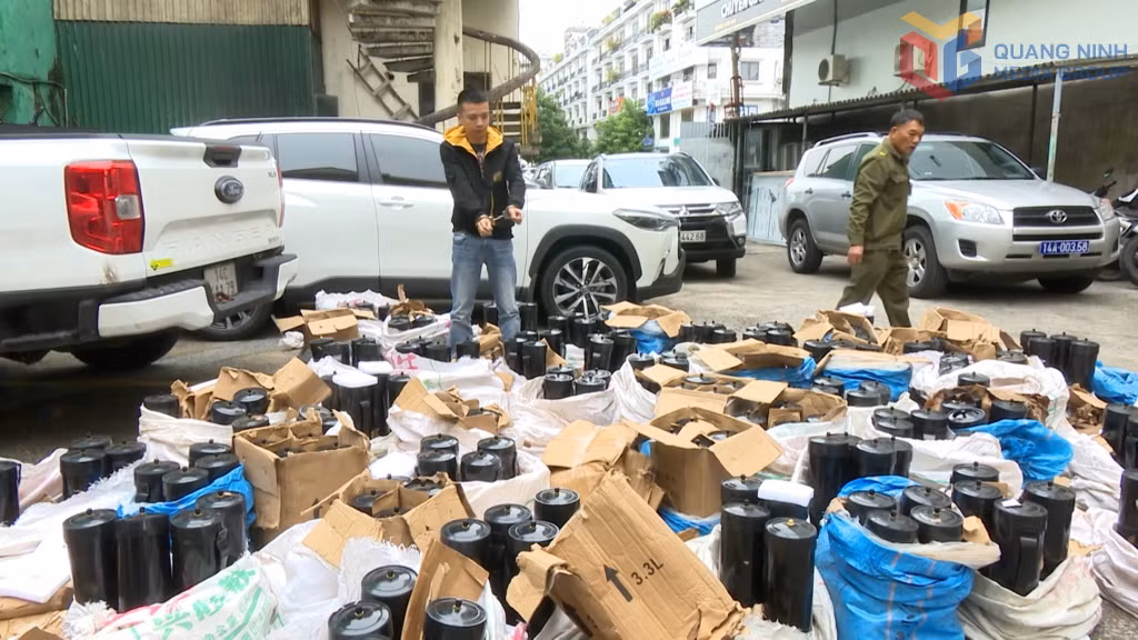 1 đối tượng trong đường dây buôn bán vận chuyển trái phép khí cười bị Công an tỉnh bắt giữ đêm 3/11/2025.