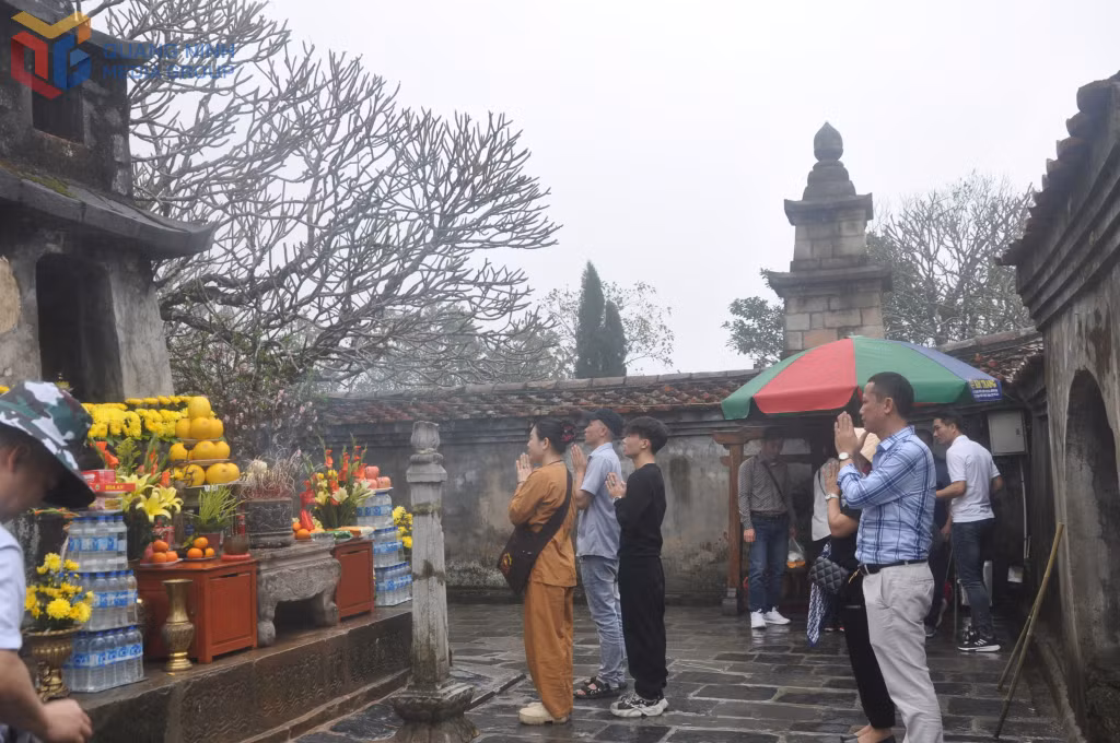 Khách hành hương lễ Phật tại Tháp tổ khi về Yên Tử mùa hội xuân 2025.