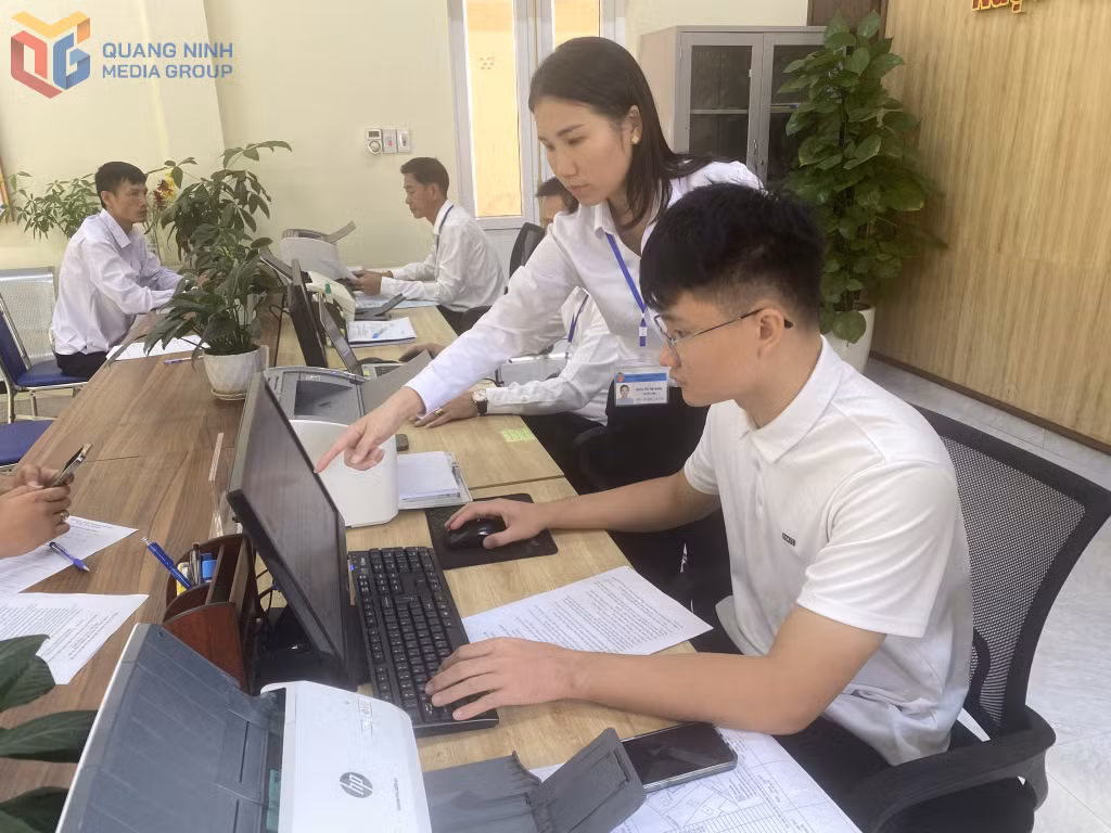 Cán bộ Điểm tiếp nhận TTHC Ngọc Vừng (đặc khu Vân Đồn) hướng dẫn người dân nộp TTHC qua dịch vụ công trực tuyến.