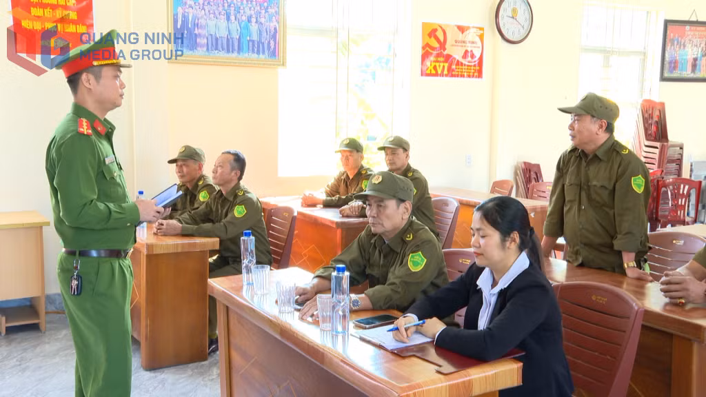 Công an phường Mạo Khê tổ chức thảo luận với lực lượng an ninh cơ sở, Bí thư Chi bộ, Trưởng khu Vĩnh Lâm 3 về nội dung tuyên truyền Luật Trật tự, ATGT.