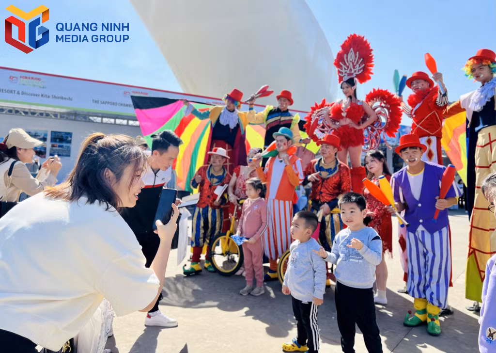 Trẻ em tham gia Chương trình nghệ thuật đường phố Lễ hội Hokkaido.