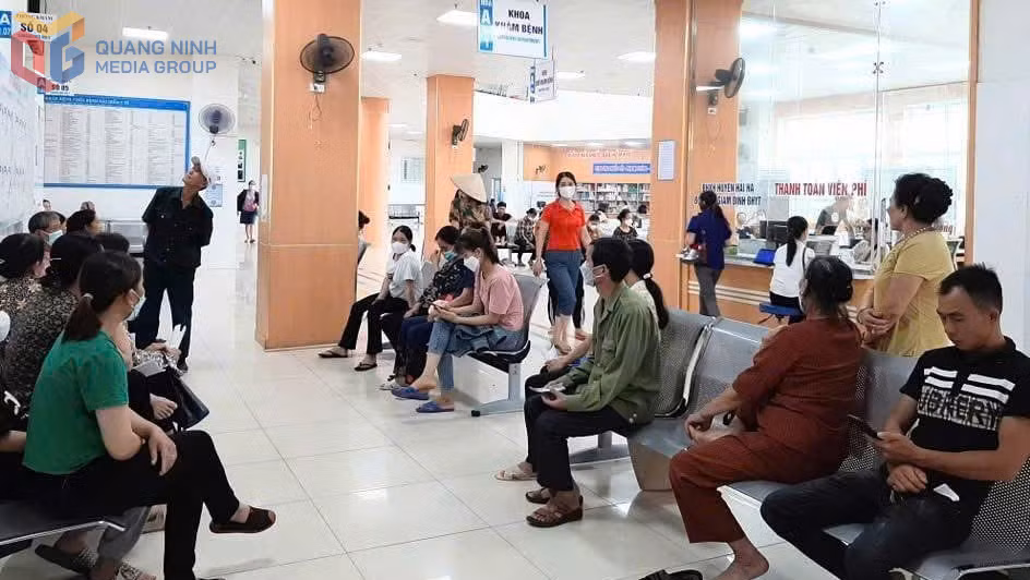 Người dân chờ đăng ký khám bệnh tại Bệnh viện Đa khoa khu vực Móng Cái (Cơ sở 2).