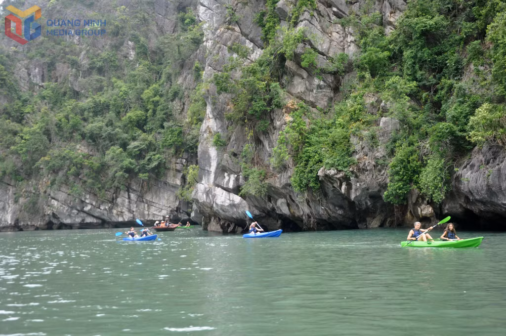 Khách du lịch nước ngoài trải nghiệm chèo kayak tại khu vực Vung Viêng trên Vịnh Hạ Long.