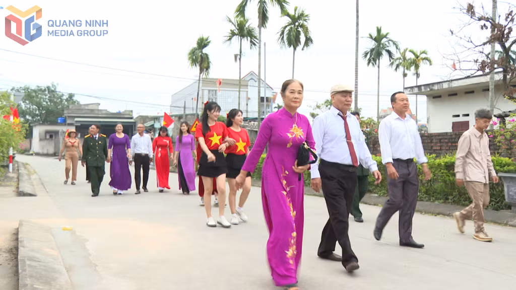 Cán bộ, đảng viên và nhân dân khu Thượng Thông, phường Hoàng Quế, tỉnh Quảng Ninh tươi vui, phấn khởi tham dự Ngày hội Đại đoàn kết.