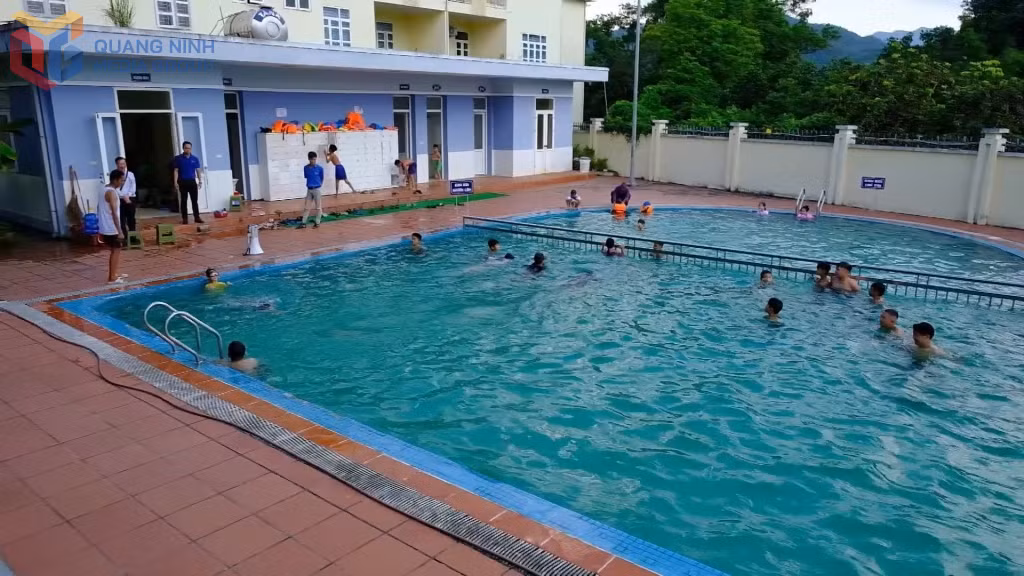 Thanh thiếu nhi trên địa bàn xã Bình Liêu học kỹ năng bơi lội.