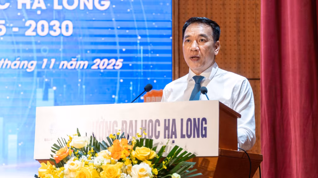 Đồng chí Tô Xuân Thao, Chủ tịch Liên đoàn Lao động tỉnh, ghi nhận và biểu dương kết quả Công đoàn Trường Đại học Hạ Long đạt được trong nhiệm kỳ qua.