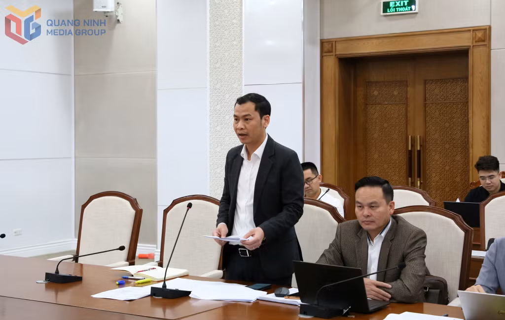 Lãnh đạo Sở Tài chính - Cơ quan thường trực Tổ công tác triển khai thực hiện các nhiệm vụ lĩnh vực tài chính, ngân sách, đầu tư và liên kết vùng, báo cáo nhanh kết quả thực hiện các lĩnh vực tại cuộc họp.