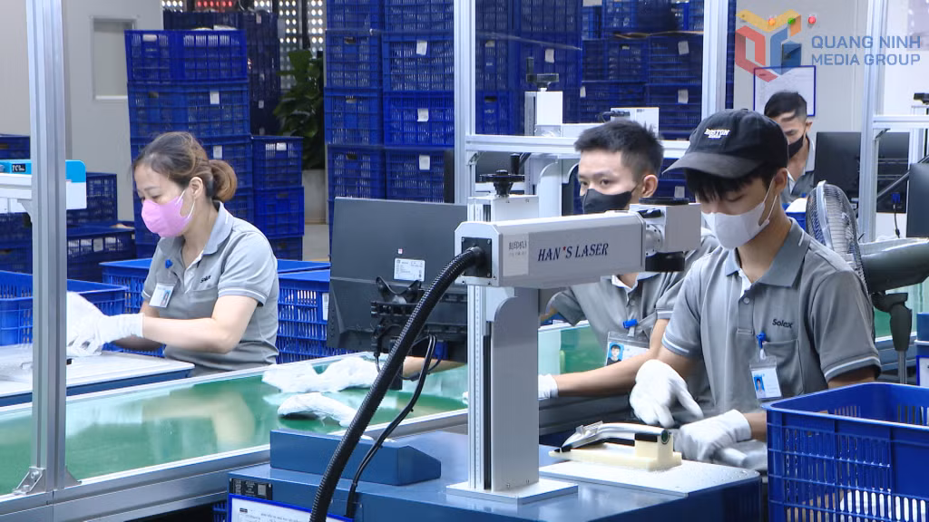 Công ty Xiamen Solex High-Tech Industries vận hành toàn bộ dây chuyền, tăng tốc để hoàn thành các đơn hàng của đối tác.