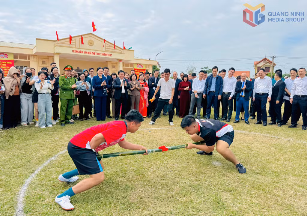 Các đại biểu chứng kiến nhân dân xã Vĩnh Thực tham gia các trò chơi dân gian tại Ngày hội.
