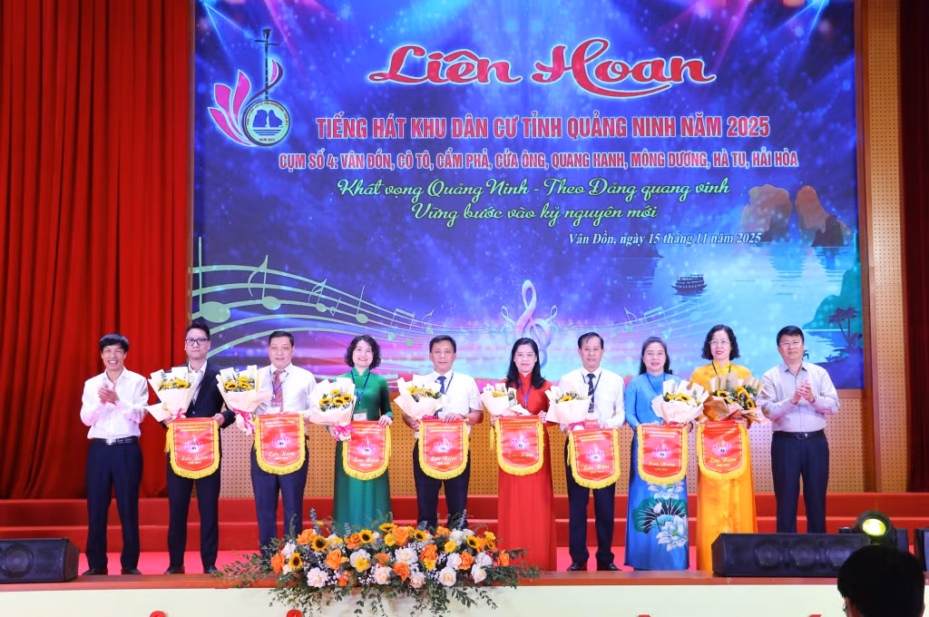 Ban tổ chức trao cờ cho các đội tham dự
