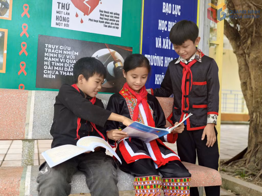 Học sinh Trường TH&amp;THCS Đồng Văn (xã Hoành Mô) cùng nhau trao đổi bài củng cố kiến thức.