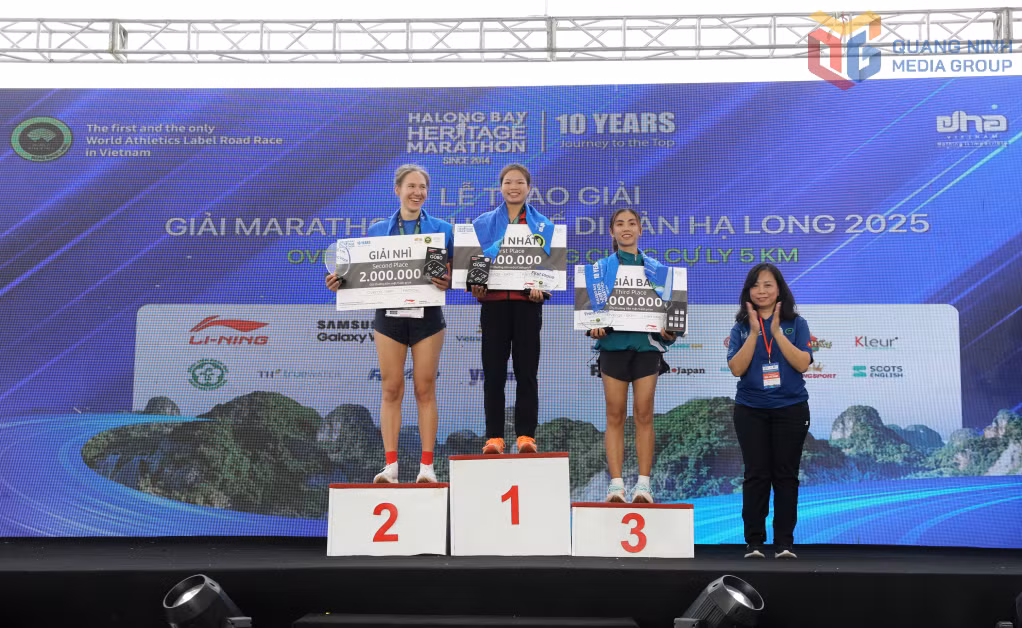 Ban Tổ chức trao giải nhất, nhì, ba cho VĐV nữ ở cự ly 5km.