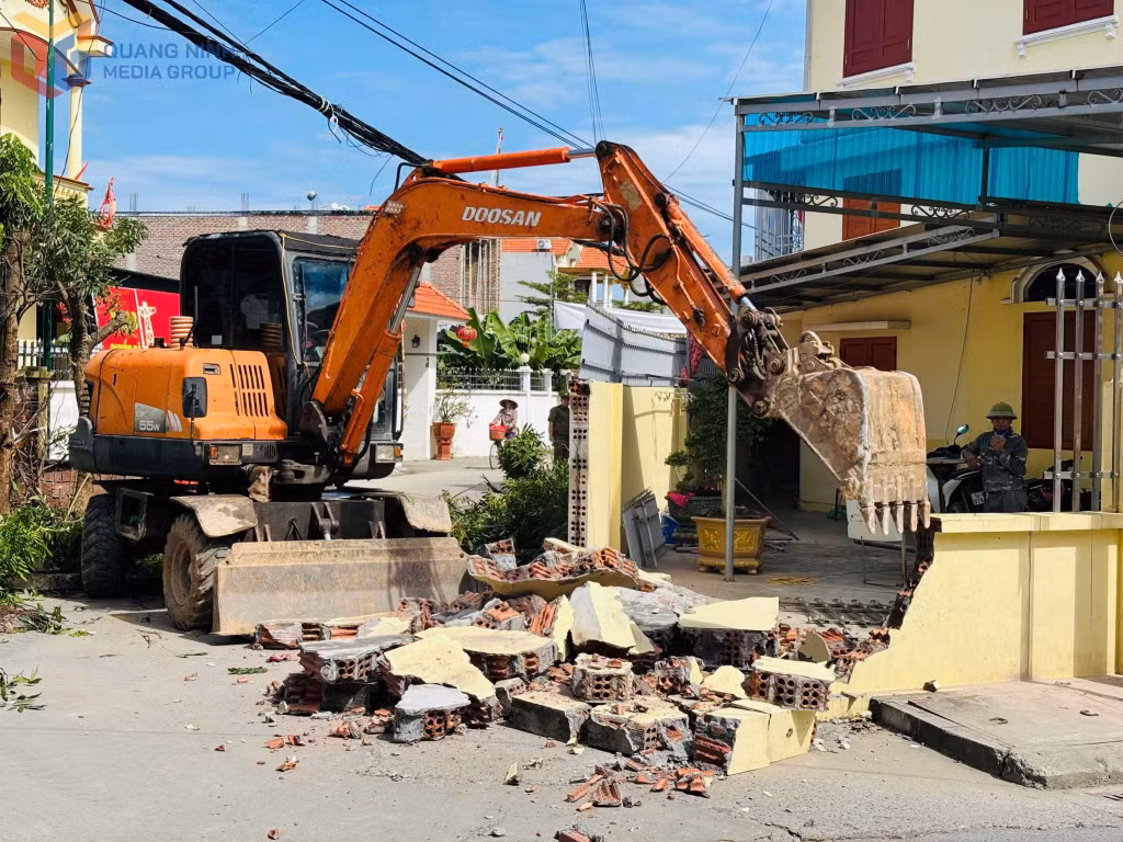 Các hộ dân tự nguyện tháo dỡ cổng, dịch chuyển tường rào, hiến đất để thi công công trình.