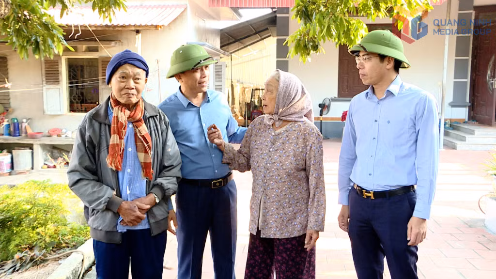 Lãnh đạo phường Uông Bí động viên nhân dân hiến đất, vật kiến trúc để GPMB triển khai dự án nâng cấp, mở rộng đường bê tông, rãnh thoát nước ngõ 64, phố Bãi Dài.