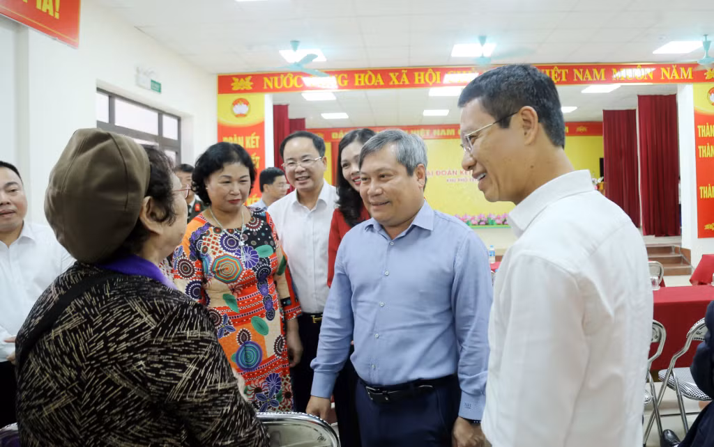 Đồng chí Bí thư Tỉnh ủy, Trưởng Đoàn ĐBQH tỉnh trò chuyện với bà con nhân dân khu Yết Kiêu 2, phường Hồng Gai.