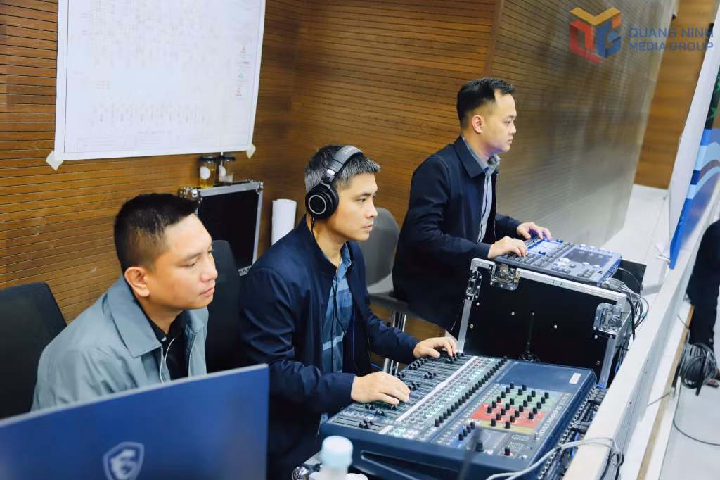 Bộ phận kỹ thuật đảm bảo âm thanh tốt nhất cho phần thi của các thí sinh.