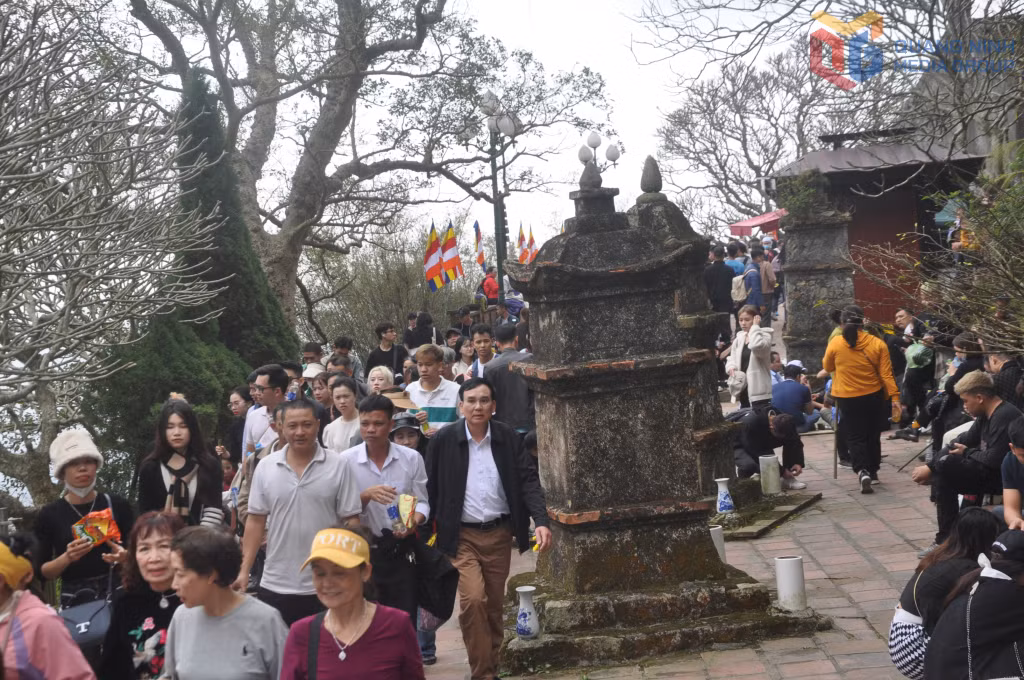 Dù vậy, mùa xuân lại là mùa thu hút đông đảo du khách bốn phương về trảy hội xuân Yên Tử.