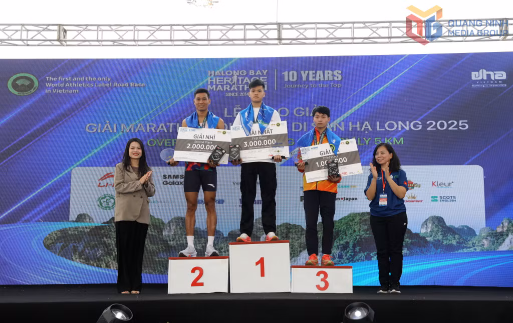 Ban Tổ chức trao giải nhất, nhì, ba cho VĐV nam ở cự ly 5km.