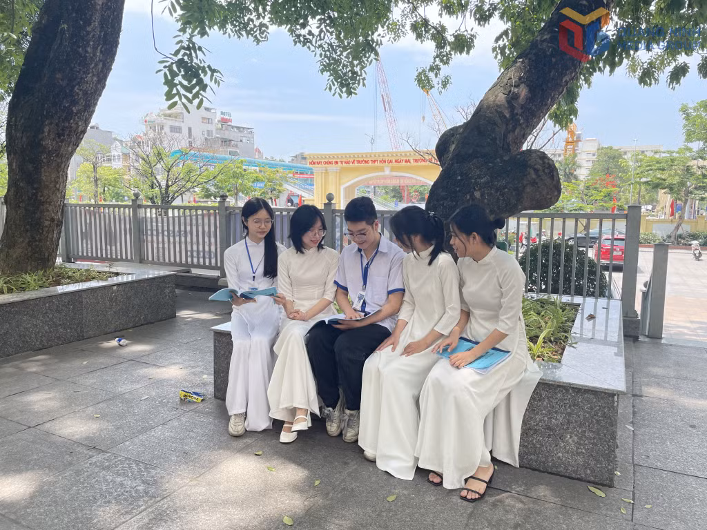 Học sinh Trường THPT Hòn Gai (phường Hạ Long) trao đổi bài.