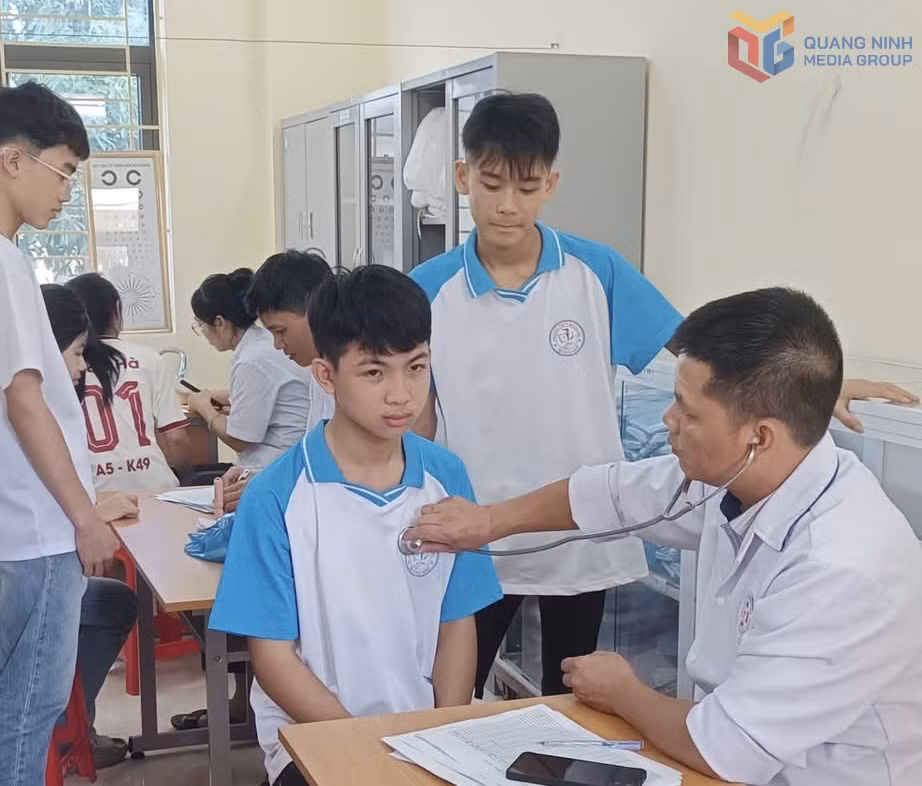 Trường THPT Quảng Hà phối hợp với Trạm Y tế xã Quảng Hà khám sức khoẻ cho học sinh năm học 2025- 2026.