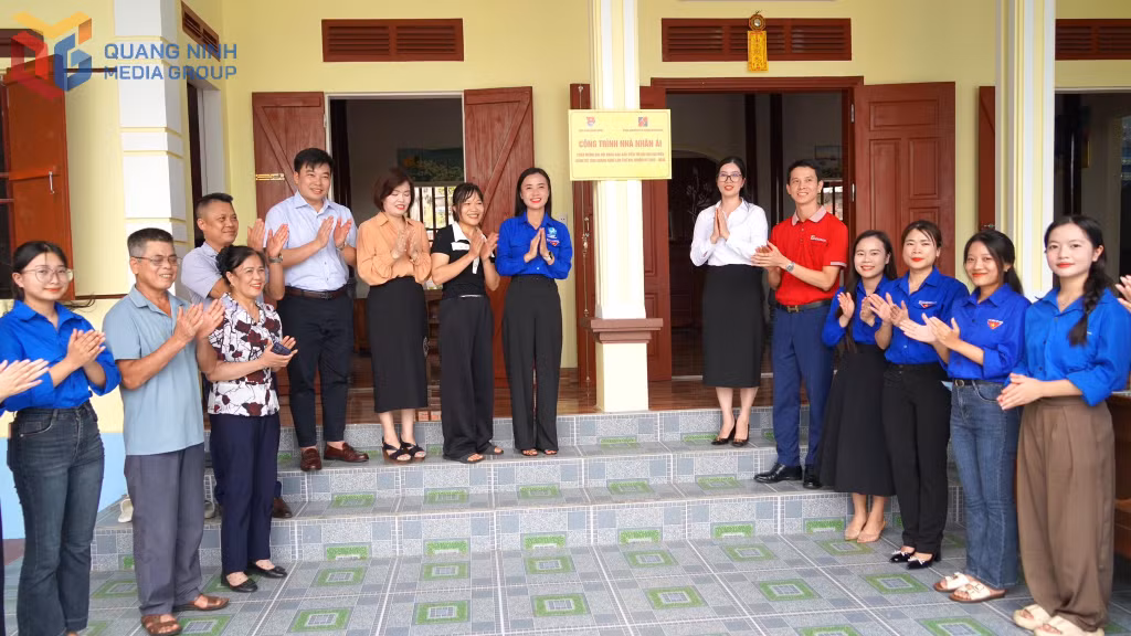 Ban Thường vụ Tỉnh Đoàn tổ chức gắn biển công trình “Nhà nhân ái” cho gia đình có hoàn cảnh khó khăn tại phường Hiệp Hòa.