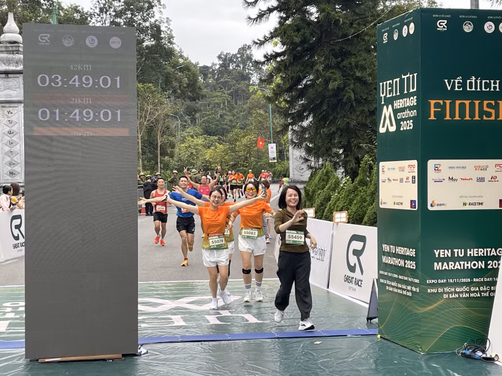Các vận động viên về đích cự ly 5km.