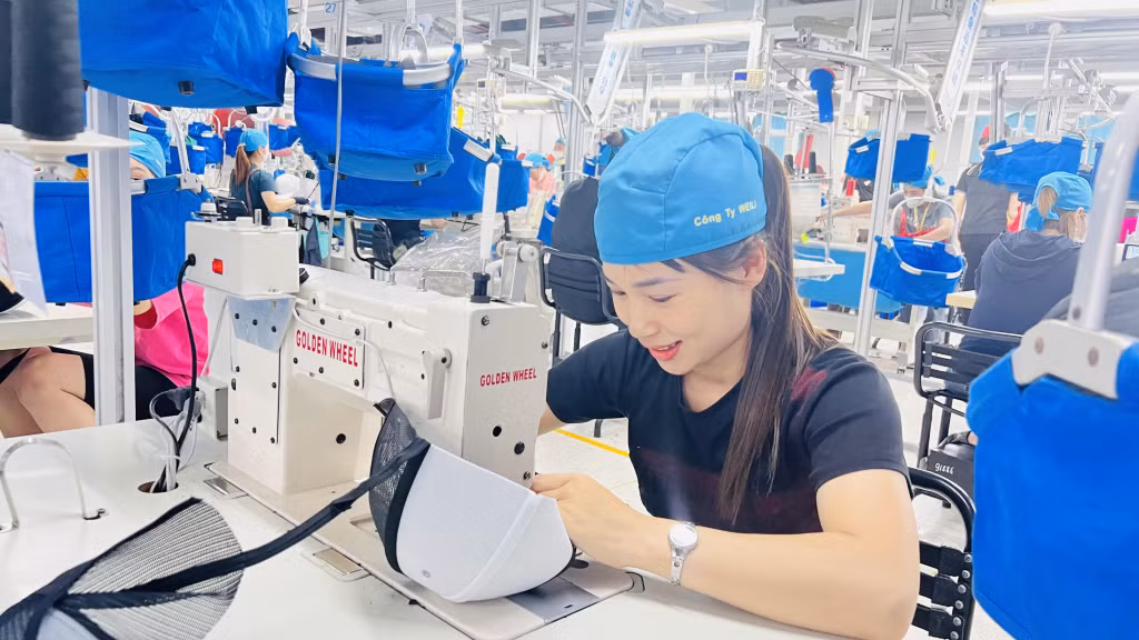 Phường Việt Hưng hiện có CNLĐ sản xuất tại Công ty TNHH Dệt may Weili Hạ Long (KCN Việt Hưng)