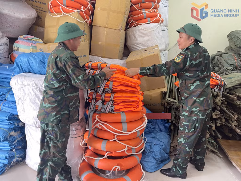 Cán bộ, chiến sĩ Ban Chỉ huy PTKV 3 sẵn sàng thiết bị tham gia ứng phó với các tình huống của bão.