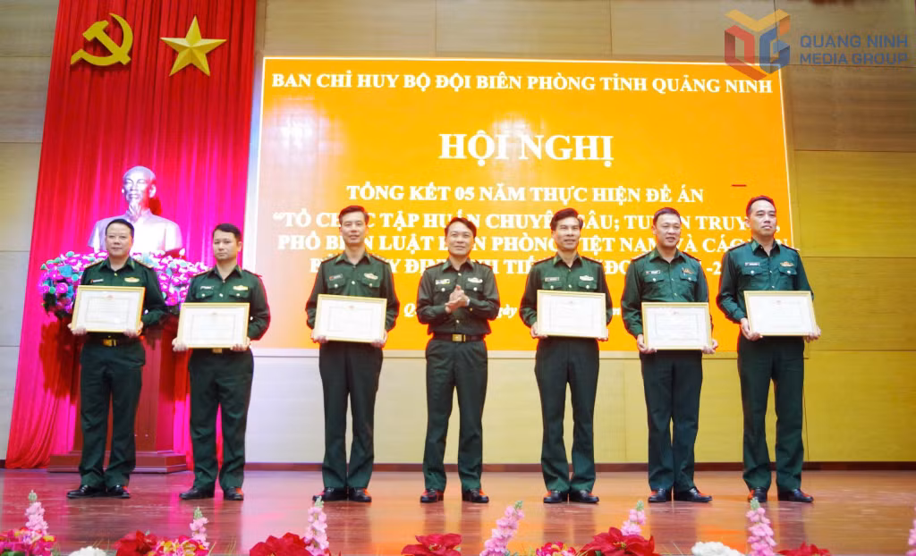 Đại tá Vũ Văn Hưng, Chính ủy BĐBP tỉnh tặng giấy khen cho các tập thể có thành tích xuất sắc trong thực hiện Đề án.