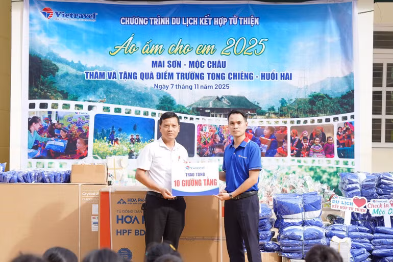 Thầy Nguyễn Hữu Dũng, Hiệu trưởng Trường mầm non và tiểu học Tong Chiêng nhậncác phần quà thiện nguyện.