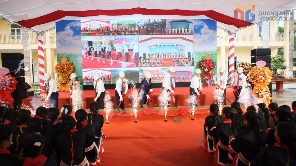 Đại biểu thực hiện nghi thức khởi công Trường Phổ thông nội trú TH và THCS Quảng Sơn.