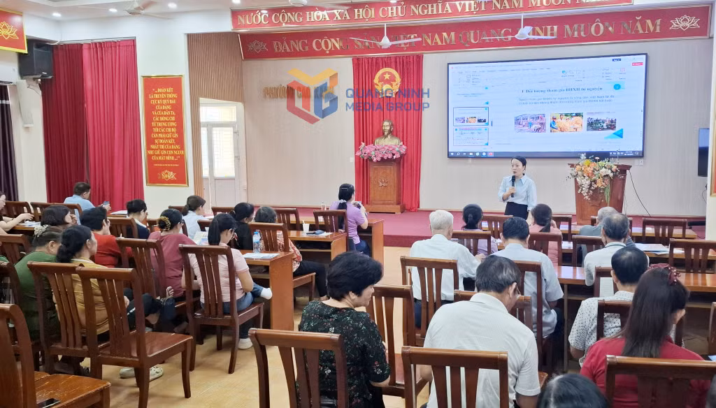 Báo cáo viên Cơ quan BHXH tỉnh phổ biến một số nội dung, chính sách Luật BHXH năm 2024 đến đội ngũ cán bộ, tổ dân, khu phố, chi hội đoàn thể phường Cao Xanh tháng 10/2025.