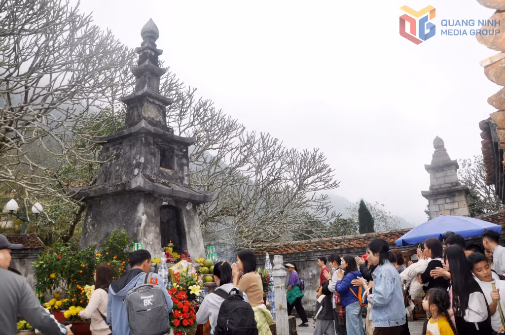 Du khách dâng hương tại tháp Tổ, nơi đặt xá lị của Phật hoàng Trần Nhân Tông.