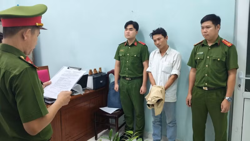 Công an Đà Nẵng bắt cựu cán bộ đo đạc đất đai làm giả sổ đỏ. Ảnh: CACC