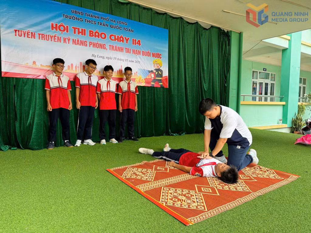 Trường THCS Trần Quốc Toản (nay là Trường THCS Lê Hồng Phong, phường Hạ Long) hướng dẫn kỹ năng phòng, tránh tai nạn đuối nước cho học sinh vào tháng 5/2025.