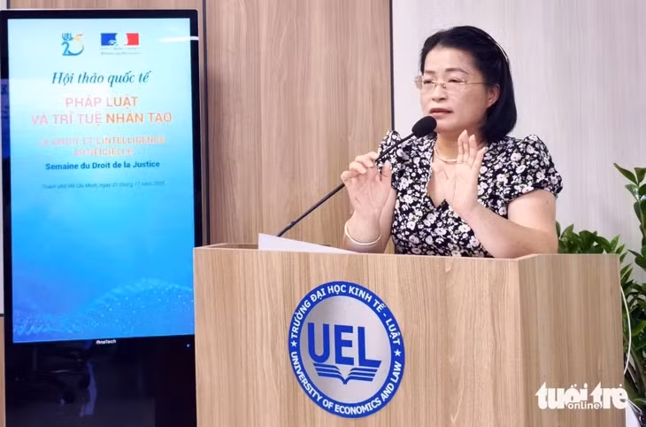 TS Vũ Thị Thúy Vân, Tòa án nhân dân khu vực 5, TP.HCM, chia sẻ góc nhìn về ứng dụng AI hiện nay trong lĩnh vực pháp lý - Ảnh: TRỌNG NHÂN