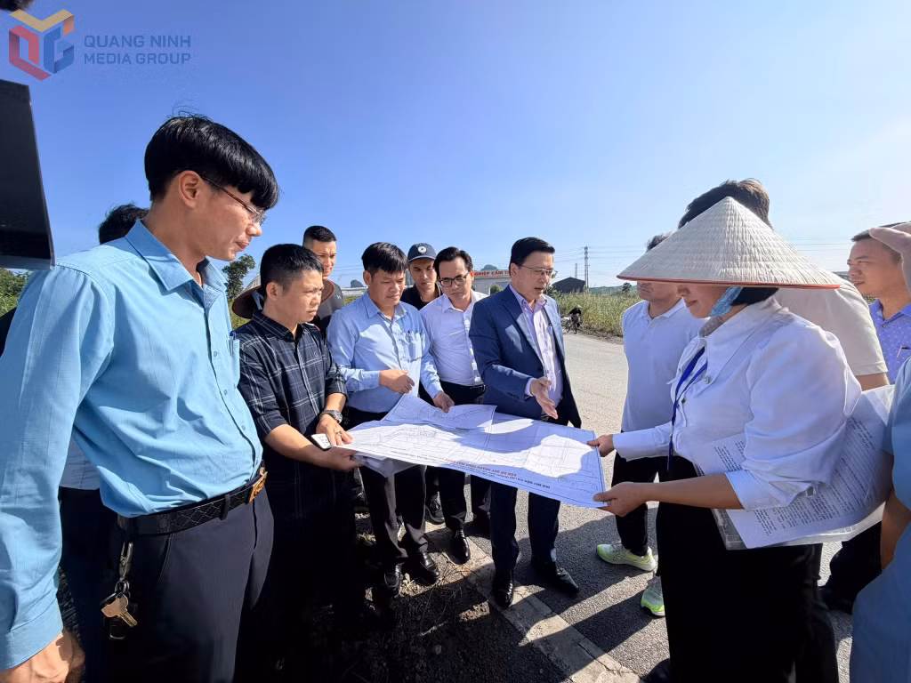 Lãnh đạo phường Cửa Ông cùng chủ đầu tư, các doanh nghiệp khảo sát thực tế đường vào dự án.