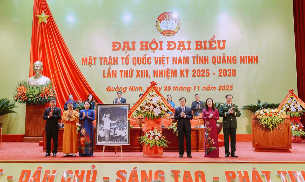 Đồng chí Nguyễn Thị Thu Hà, Ủy viên Trung ương Đảng, Phó Chủ tịch - Tổng thư ký Ủy ban Trung ương MTTQ Việt Nam tặng hoa chúc mừng Đại hội.