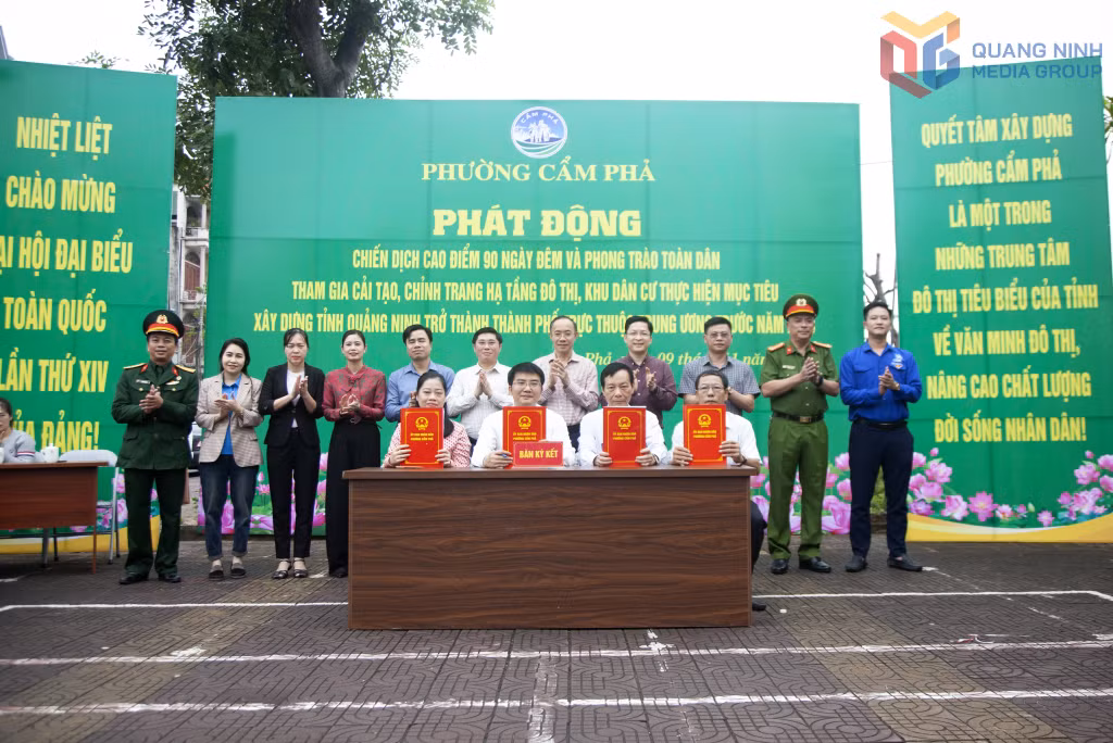 Đồng chí Dương Mạnh Cường, Ủy viên Ban Thường vụ Tỉnh ủy, Chánh văn phòng Tỉnh ủy cùng lãnh đạo phường Cẩm Phả chứng kiến lễ ký giao ước thi đua thực hiện chiến dịch 90 ngày đêm nâng cao chất lượng đô thị, khu dân cư