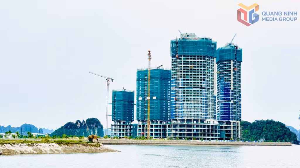 Tổ hợp du lịch, nghỉ dưỡng và giải trí Crystal Holidays Harbour Vân Đồn đang tích cực được triển khai đầu tư. Ảnh: Mạnh Trường