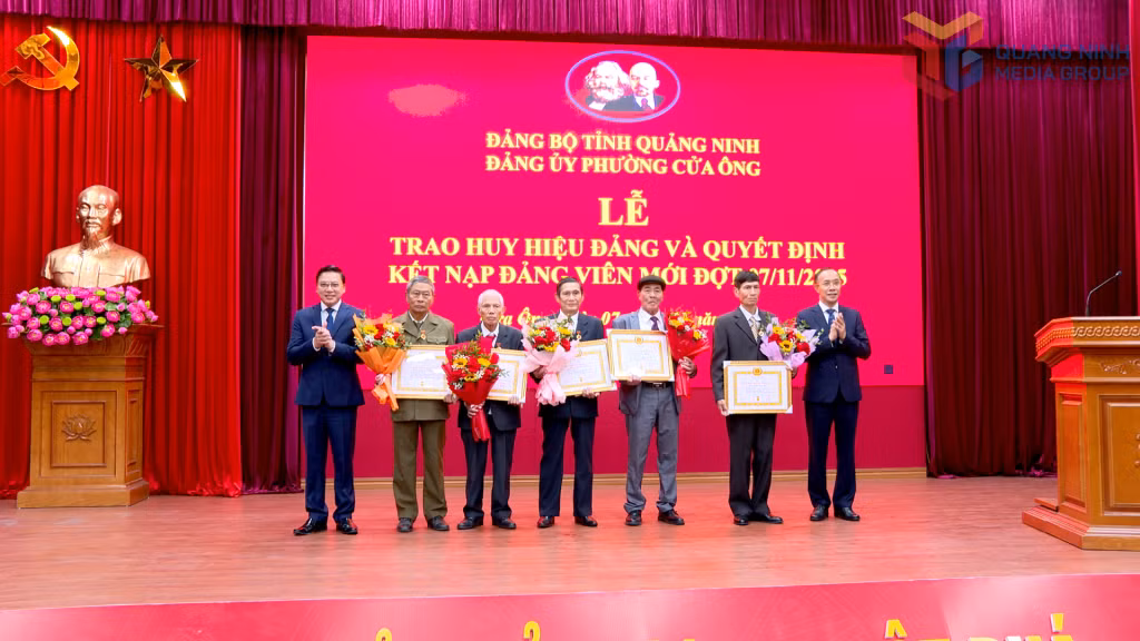 Đồng chí Dương Mạnh Cường, Ủy viên Ban Thường vụ Tỉnh ủy, Chánh Văn phòng Tỉnh uỷ đã trao Huy hiệu Đảng cho các đảng viên thuộc Đảng bộ phường Cửa Ông.