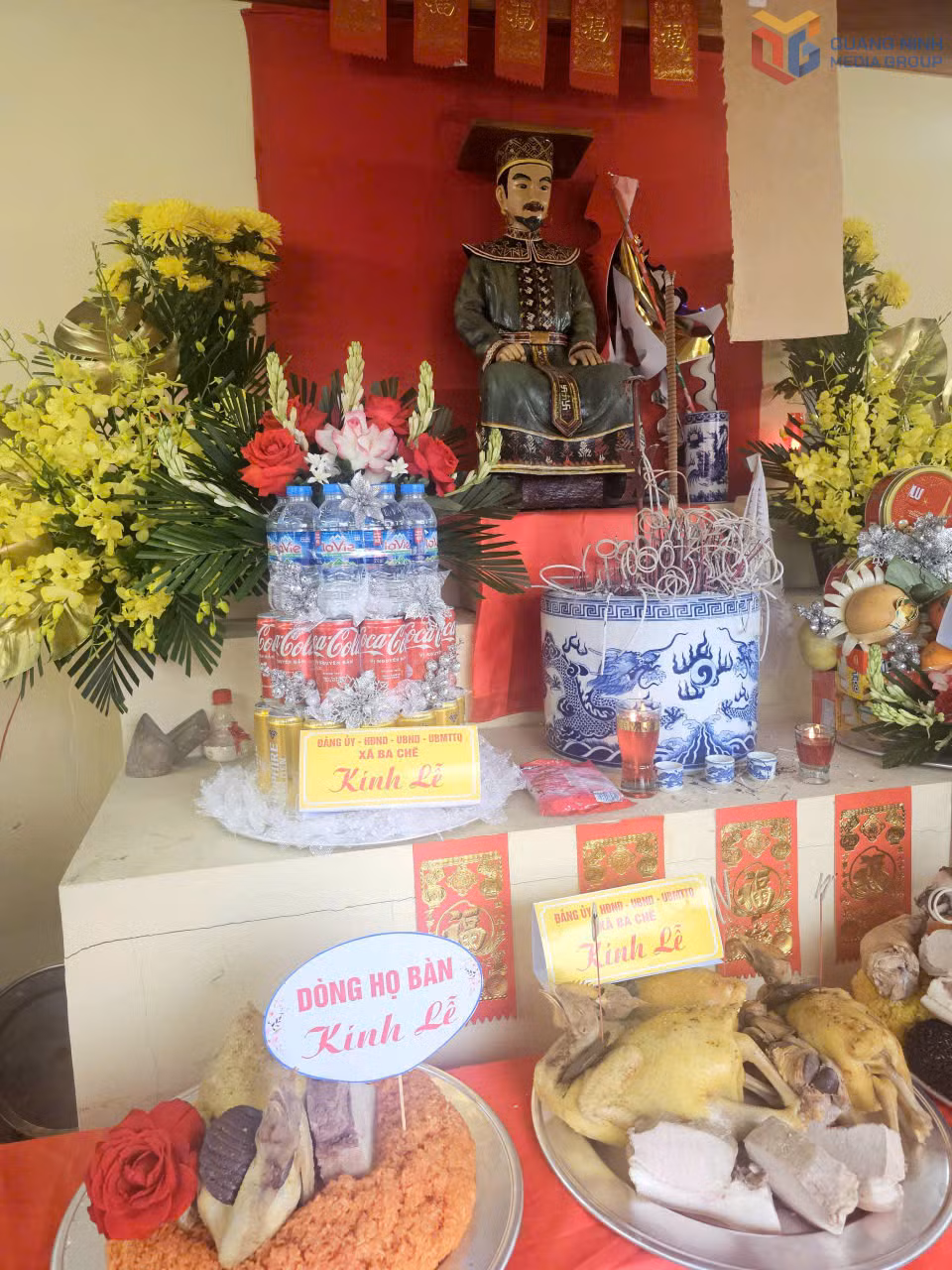 Tượng Bàn Vương tại gian thờ chính.