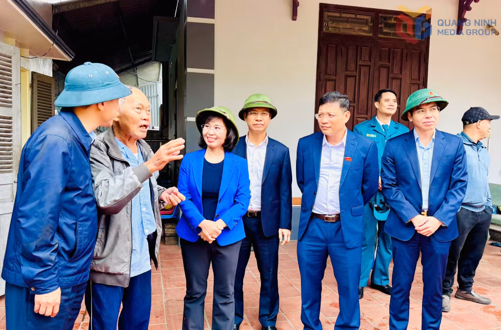 Đồng chí Trịnh Thị Minh Thanh, Phó Bí thư Thường trực Tỉnh uỷ, Chủ tịch HĐND tỉnh, trao đổi với nhân dân hiến đất mở rộng các tuyến đường trên địa bàn phường Uông Bí. 