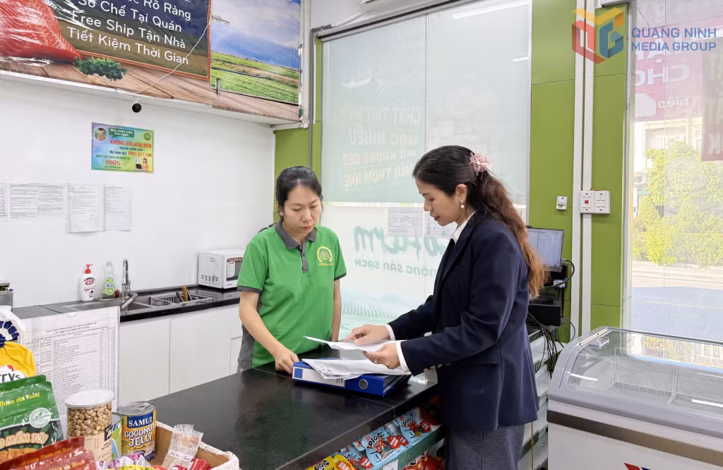Cán bộ phường Hạ Long hướng dẫn Quản lý Chuỗi cửa hàng Nông sản sạch, thuộc Công ty TNHH Đầu tư phát triển Nông sản sạch hoàn thiện các quy định về an toàn thực phẩm cho đơn vị.