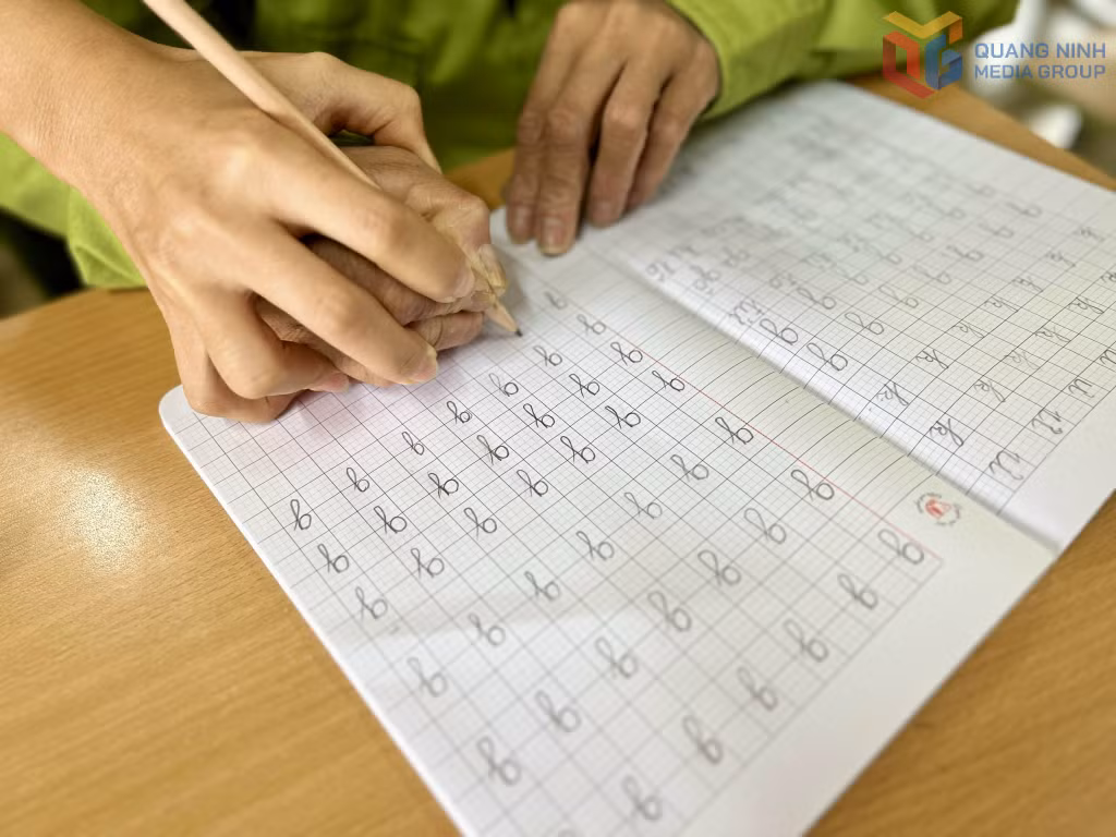 Nhiều học viên viết chữ chưa đúng chuẩn, được giáo viên tận tình hướng dẫn tận tay.
