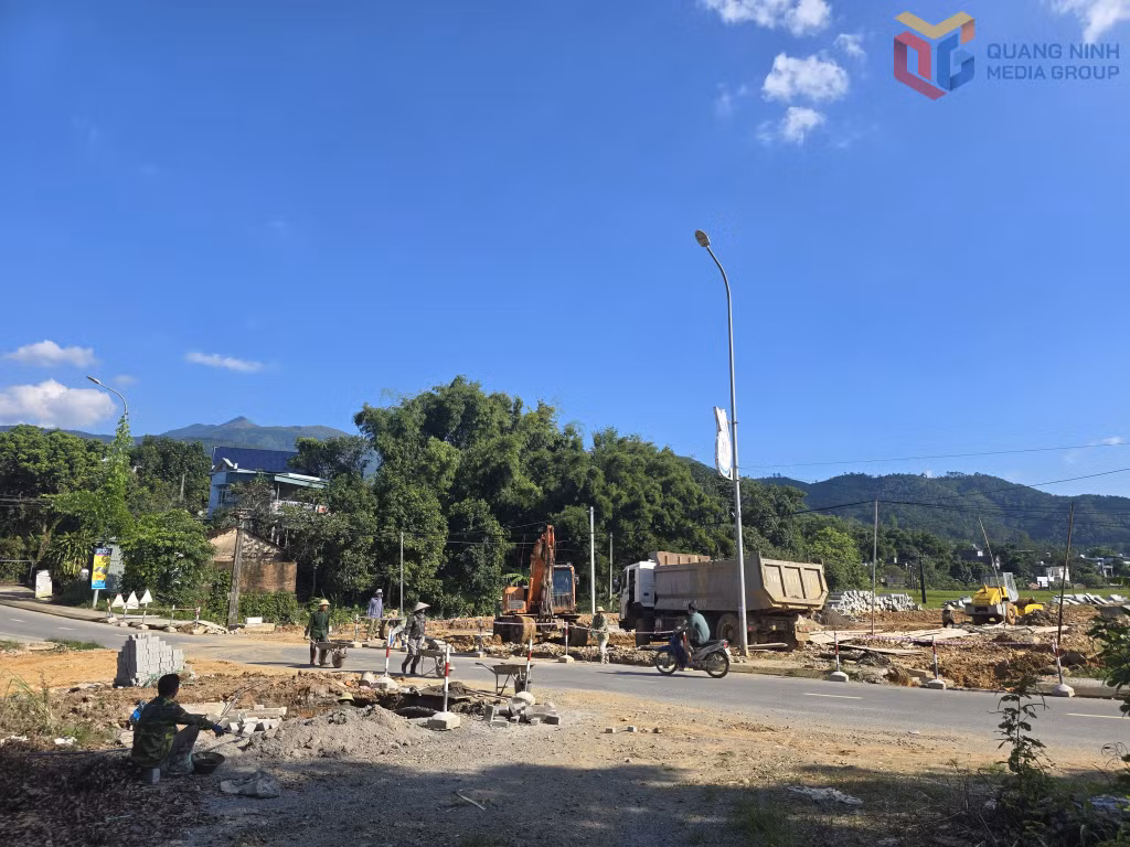 Công trường thi công dự án giao thông kết nối đường QL18C với đường trục chính của xã Bình Liêu tại thôn Co Nhan. Ảnh: Đỗ Hùng.